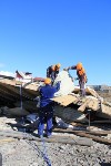 Спасатели ликвидировали угрозу обрушения поврежденной кровли здания в Корсакове, Фото: 8