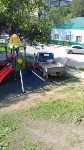 В Корсакове грузовик без водителя протаранил детскую площадку, Фото: 5