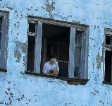 Очевидец: в Поронайске подростки кидаются стеклом и камнями из здания наркологии, Фото: 2
