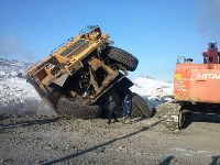 Автомобиль весом 100 тонн опрокинулся на Сахалине, Фото: 3