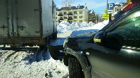 Внедорожник и грузовик столкнулись на улице Железнодорожной в Южно-Сахалинске, Фото: 4