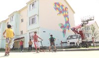 Художники из Южной Кореи нарисовали цветную горбушу на стене дома в Дальнем, Фото: 3