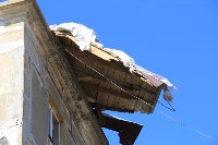 Спасатели ликвидировали угрозу обрушения поврежденной кровли здания в Корсакове, Фото: 2