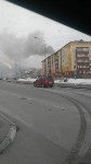 Пожарные забрались на балкон горящей квартиры в пятиэтажке в Южно-Сахалинске, Фото: 3