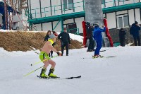 Полсотни сахалинцев разделись, чтобы спуститься на лыжах и сноубордах с «Горного воздуха», Фото: 35