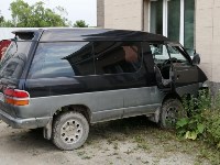 Микроавтобус врезался в дом на окраине Южно-Сахалинска, Фото: 3