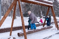 Игра в снежки, хороводы и кёрлинг: Рождество отметили в городском парке Южно-Сахалинска, Фото: 7