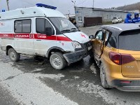 Очевидцев столкновения кроссовера с автомобилем скорой помощи ищут в Южно-Сахалинске, Фото: 1