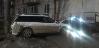 Subaru Legacy застрял между деревом и крыльцом магазина в Холмске, Фото: 2