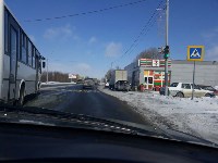 Пассажирский автобус толкнул легковушку под грузовик в Южно-Сахалинске, Фото: 4
