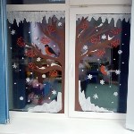 Сахалинцы в честь Нового года изобразили на окнах целые истории, Фото: 1