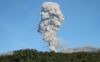 Вулкан Эбеко осыпал Северо-Курильск камнями, Фото: 3