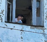 Очевидец: в Поронайске подростки кидаются стеклом и камнями из здания наркологии, Фото: 7
