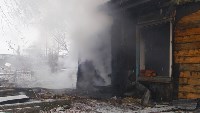 На окраине Южно-Сахалинска загорелся заброшенный дом, Фото: 1