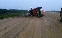 На севере Сахалина опрокинулся грузовик с нефтью, Фото: 5