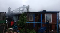 Крыша жилого барака сгорела в Корсакове, Фото: 4