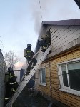 Крышу частного дома потушили пожарные Южно-Сахалинска, Фото: 1