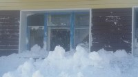Снежные глыбы, сорвавшаяся с крыши, выбили окно в квартире жителей Быкова, Фото: 4