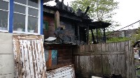 Крыша жилого барака сгорела в Корсакове, Фото: 2
