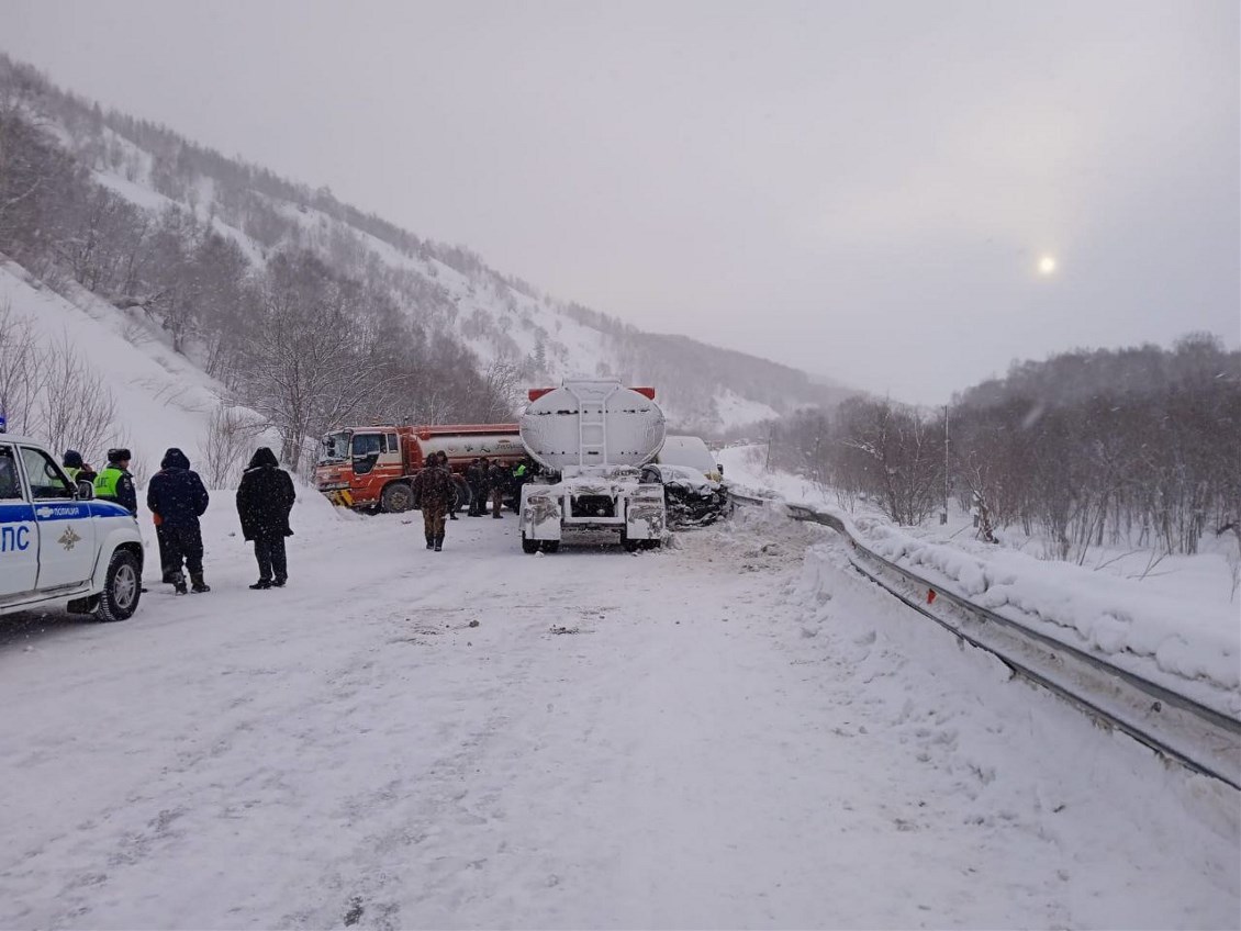 Бензовозы зажали автобус и легковушку с двух сторон: подробности серьёзного  ДТП на Сахалине - Новости Сахалинской области. Происшествия – Фотогалерея,  фото 3 - ASTV.ru