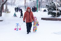 Игра в снежки, хороводы и кёрлинг: Рождество отметили в городском парке Южно-Сахалинска, Фото: 2