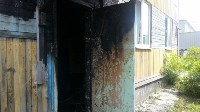 Через окна пришлось эвакуироваться жильцам горящего дома в Южно-Сахалинске, Фото: 6