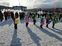 Мамы детсадовцев устроили хоккейную битву на главной площади Томари, Фото: 4