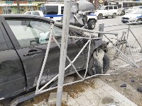 Седан снёс дорожное ограждение в результате ДТП в Южно-Сахалинске, Фото: 12