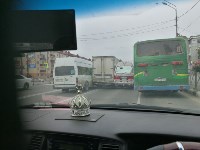 Три автомобиля "притерлись" на проспекте Мира в Южно-Сахалинске, Фото: 2