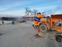 На строящемся путепроводе в Долинске укладывают асфальт, Фото: 2