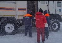 На Сахалине спасатели и волонтёры помогли медикам в метель добраться до детей с онкологией, Фото: 6