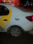В Южно-Сахалинске таксист поцарапал дверью авто другого таксиста, Фото: 2