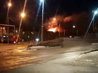 Крыша пятиэтажного дома горит в Холмске, Фото: 1