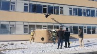 Больше 600 человек эвакуировали из средней школы в Долинске, Фото: 2