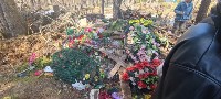 Неизвестные спилили деревья у могил и повредили оградки на кладбище в Южно-Сахалинске, Фото: 4
