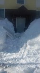 Снежные глыбы, сорвавшаяся с крыши, выбили окно в квартире жителей Быкова, Фото: 2