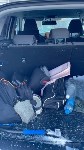 Неизвестные булыжниками разбили стёкла машины в Корсакове, Фото: 1