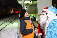 На железнодорожном вокзале Южно-Сахалинска пассажиров встречают и провожают Дед Мороз и Снегурочка , Фото: 7