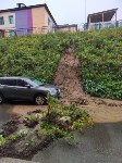 Грязевые потоки обрушились на придомовые дороги в Корсакове, Фото: 1