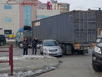 Контейнеровоз, легковушка и небольшой грузовик столкнулись в Южно-Сахалинске, Фото: 1