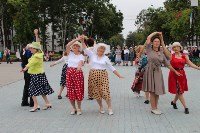 Пенсионеры устроили танцы на главной площади Корсакова, Фото: 5