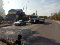 В Южно-Сахалинске грузовик зажал у бордюра к легковушку, Фото: 1