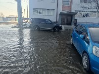 "Озеро" у подъезда на Набережной: у дома в Стародубском разлилась огромная лужа, Фото: 7