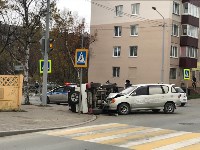 Автомобиль опрокинулся при ДТП на улице Комсомольской в Южно-Сахалинске, Фото: 3