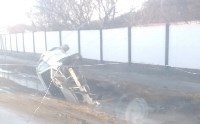 Машина всмятку, водитель цел: седан вылетел в кювет в Корсакове, Фото: 1