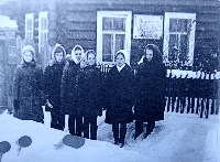 Студенты Лысьвинского техникума около родного дома П.Цилева в Кирсе., Фото: 2