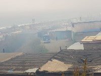 Пожар в Холмске усилился и угрожает действующим гаражам, Фото: 1