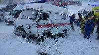 КамАЗ врезался в автомобиль "скорой помощи" в Холмске, Фото: 6