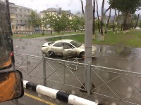 В Южно-Сахалинске Toyota Mark II врезалась в дорожное ограждение, уходя от погони, Фото: 5