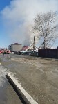 Частный дом загорелся на улице Достоевского в Южно-Сахалинске, Фото: 1